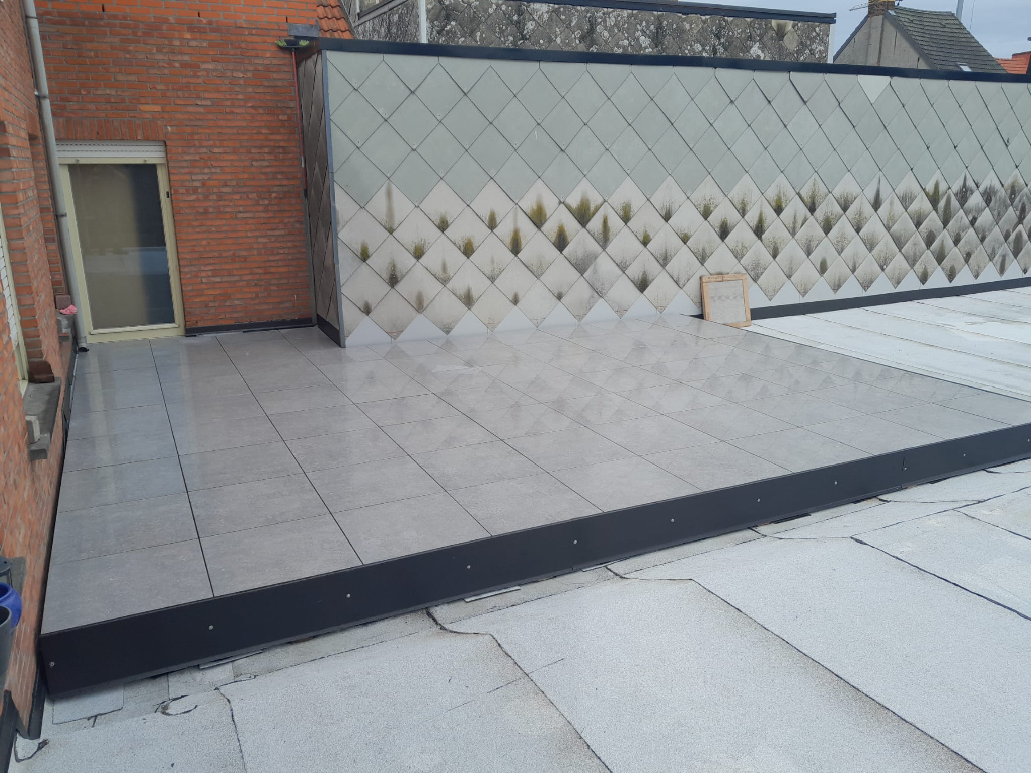 Plat dak met terrastegels